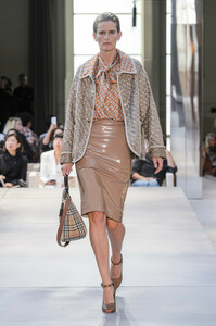 1479468574_BurberryProrsumSpring2019WNRfB847DcLx.thumb.jpg.8dfb6d81be86e41a34b6f855723a5e0a.jpg