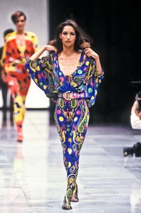 147995776_Versace1991WomenRTW80.thumb.jpg.2f135d457eefc2326bba7ed00bcaa759.jpg