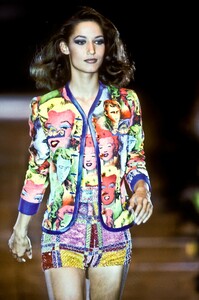 1502699910_Versace1991WomenRTW176.thumb.jpg.7e900abfad2a398989c9da18c48b4e6c.jpg