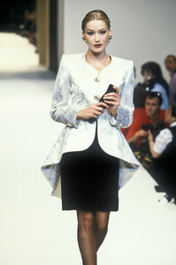 151501474_Givenchy1995HauteCouture41.thumb.jpg.4cf289e2406aef209188b7decb0b5915.jpg