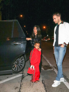 Kourtney+Kardashian+outside+Craig+Restaurant+CUNf2s0EyNSx.jpg