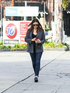 Jennifer+Garner+grabs+coffee+DErHo9j0HZQx.jpg