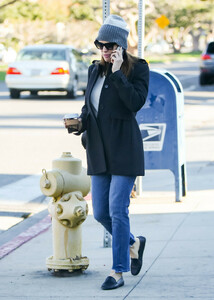 Jennifer+Garner+chats+phone+ZpRYtsQBAUGx.jpg