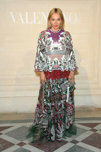 Tina+Leung+Valentino+Front+Row+Paris+Fashion+X6b0IOXNhenx.jpg