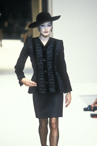 1592321576_Givenchy1995HauteCouture81.thumb.jpg.4a104e1f601dd92878990c8935516cdd.jpg