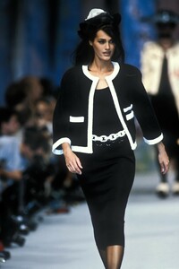 1594304002_Chanel1992WomenRTW74.thumb.jpg.7591a770981cecb5c6bcb8dd39a5054f.jpg