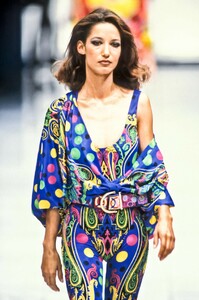 1597312674_Versace1991WomenRTW81.thumb.jpg.e2bee200872dda4c7815caf4784488b4.jpg