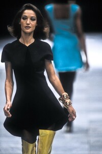 1613053875_Versace1991WomenRTW4.thumb.jpg.5061e3f8f78a30dd0ecb57bb8a899918.jpg