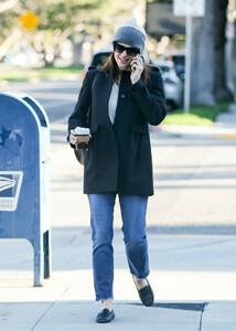 Jennifer+Garner+chats+phone+ArO49S-49Yzx.jpg