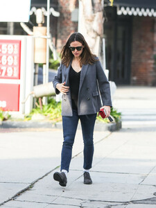 Jennifer+Garner+grabs+coffee+AooQq1d6zUmx.jpg