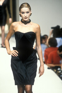 1636428277_Givenchy1995HauteCouture57.thumb.jpg.9eb4f6baad21ee74569380e7f71244dd.jpg