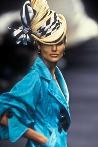 1649246666_ChristianDior1994HauteCouture57.thumb.jpg.aa1d7fd0f5e2f6694188c4257b32bff1.jpg