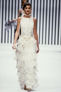 1672360646_Valentino1992HauteCouture30.thumb.jpg.7c8b0536d94a6483e0e8659087d8e37e.jpg