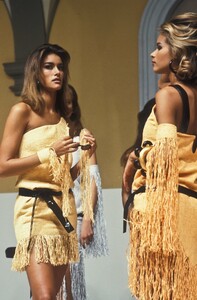 1676234982_Fendi1992WomenRTW14.thumb.jpg.560d69d79f5ba1d93d921a51c4167434.jpg
