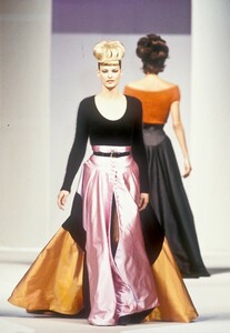 1677961999_HerveLeger1994WomenRTW51.thumb.jpg.1d82dfe8166e47425d0fa0deafaa6695.jpg