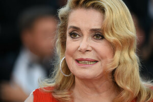 Catherine+Deneuve+70th+Anniversary+Red+Carpet+_QXYhAeP_MIx.jpg