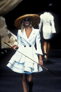 1693437563_ChristianDior1994HauteCouture126.thumb.jpg.51e15e34bdee72c44b247ae08d8f1243.jpg