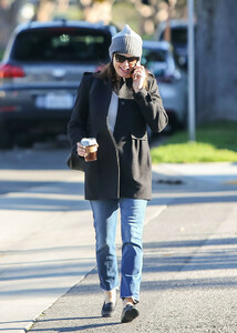 Jennifer+Garner+chats+phone+2I6YCrYCuR9x.jpg