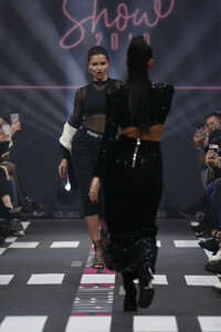 1721230384_AdrianaLimaMaybellineNewYorkShowBerliniNt86cZXqlVx.thumb.jpg.ec4609acd10bb0dfe5bfc0d3d91c8fc6.jpg