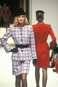 1725778916_Givenchy1995HauteCouture6.thumb.jpg.2f94ed28c9284e095c668a0a1a55f28c.jpg