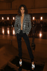Cindy+Bruna+Balmain+Homme+Front+Row+Paris+TMcJaA9yidtx.jpg