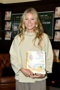 Gwyneth+Paltrow+Signs+Copies+New+Book+Clean+VQa5LAYwr_px.jpg