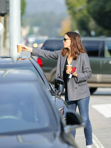 Jennifer+Garner+grabs+coffee+C0Q-0RYOxxbx.jpg