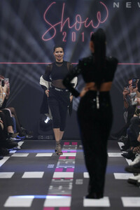 1824163671_AdrianaLimaMaybellineNewYorkShowBerlin3diF2ejfKJ6x.thumb.jpg.077bf69e9cdf8ed895f4fbcc04da1a13.jpg
