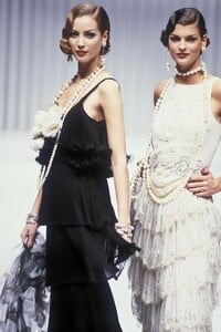 1827510987_Valentino1992HauteCouture29.thumb.jpg.9ce2fd3ff29e4cd988aa13d027f0aff2.jpg