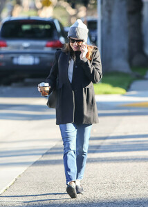 Jennifer+Garner+chats+phone+U2WERcsVVvzx.jpg
