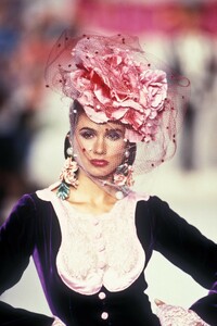 1862051654_EmanuelUngaro1994HauteCouture83.thumb.jpg.3aae51c09847bc2429c7c8b9e231b131.jpg