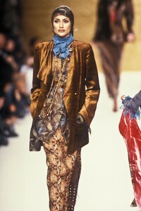 187128457_EmanuelUngaro1994WomenRTW100.thumb.jpg.318a6486bd011b59cac92ae8e10b3619.jpg