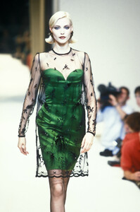 1888694536_Givenchy1995HauteCouture44.thumb.jpg.a4dbb8ced5d633ba2c8132d080fcef4a.jpg