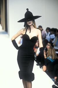 1909684708_Givenchy1995HauteCouture93.thumb.jpg.0ef97d4cc00b918e7860978e83331716.jpg