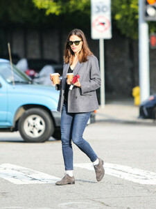 Jennifer+Garner+grabs+coffee+CDmW51dX_h7x.jpg