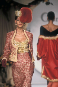 1929268851_ChristianDior1990HauteCouture82.thumb.jpg.e62142fb3f1922ffac54b11321d4ace3.jpg