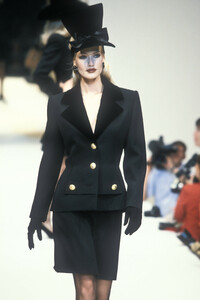 1960494381_Givenchy1995HauteCouture38.thumb.jpg.b3d4b543998f3aaf4d601a40043ece80.jpg