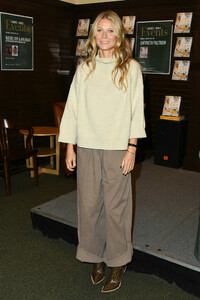 Gwyneth+Paltrow+Signs+Copies+New+Book+Clean+cmI9MlMfNP-x.jpg