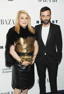 Catherine+Deneuve+Evening+Honoring+Louis+Vuitton+6JlmbemHaqcx.jpg