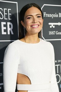 1983322407_mandy_moore_critics_choice(1).thumb.jpg.4d66ce641012e9974522c2e3b963f9a9.jpg