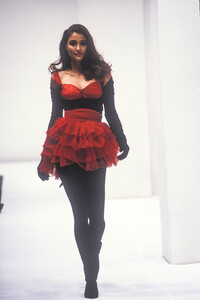 1_dolce-gabbana-fw-1991-2_html.thumb.JPEG.1f018e75bca7d99d6321f30c31a787f7.JPEG