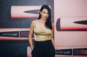 2018-01-10-ADRIANA-LIMA-WONDERPOTS-BERLIN-038@offenblende.thumb.jpg.3593e01862bfd851b64a91b83bbfe187.jpg