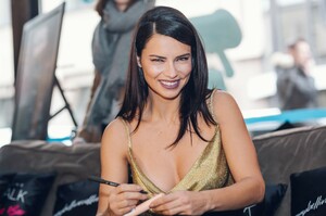 2018-01-10-ADRIANA-LIMA-WONDERPOTS-BERLIN-050@offenblende.thumb.jpg.371be403c389ab3d1bea54bfa9566536.jpg