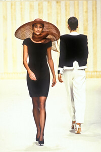 2024773190_PierreBalmain1994HauteCouture63.thumb.jpg.2cec3eb8642bf5c0ef95555946f5b8ad.jpg