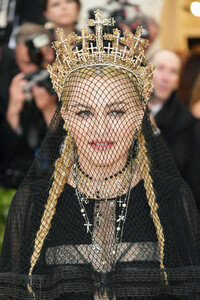 Madonna+Heavenly+Bodies+Fashion+Catholic+Imagination+mhsDvaAovobx.jpg