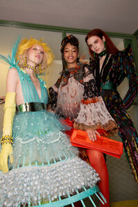 2081381145_gaultier-hc-bks-m-rs19-5061(1).thumb.jpg.ade577cf4d7f49da4a18c6957c7e95e5.jpg