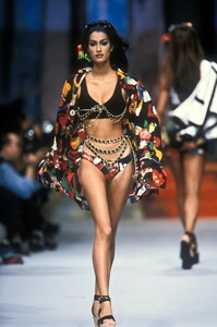 2094016708_Chanel1992WomenRTW101.thumb.jpg.92312032f29472afbfc2cdeba2c3301a.jpg