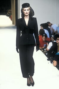 2118094325_Givenchy1995HauteCouture46.thumb.jpg.33276b29678d343b76f494ec411aecb8.jpg