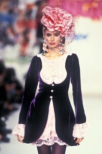 2121125085_EmanuelUngaro1994HauteCouture82.thumb.jpg.4cb05f38ecb4b49280db35047545ea2f.jpg