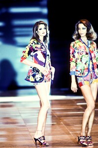 233823004_Versace1991WomenRTW174.thumb.jpg.4f390b3f63d093ad9bfaf5d906e276be.jpg